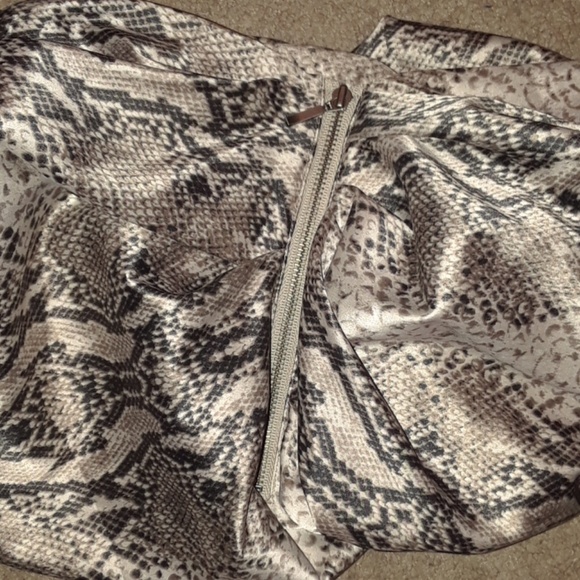 NEW Victorias Secret Silky skirt sz 8 Snake print - Picture 7 of 7